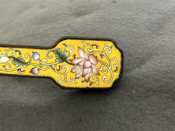 Sceptre ruyi &agrave; d&eacute;cor 'bajixiang' en &eacute;maux de P&eacute;kin &agrave; fond jaune, Chine, marque de Qianlong, 19/20&egrave;me