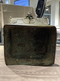 Grand vase couvert archa&iuml;que en bronze, 'fanglei', Chine, Ming