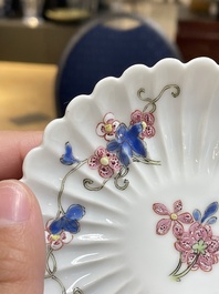 Een paar Chinese famille rose chrysantvormige koppen en schotels, Yongzheng
