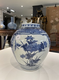 Een paar Japanse blauw-witte Arita potten met floraal decor, Edo, eind 17e eeuw