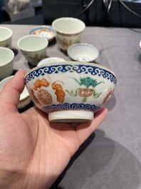 Een collectie Chinese famille rose, grisaille en ijzerrode koppen en kommen, 19/20e eeuw