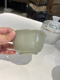 Een paar Chinese kommen in lichte celadon jade, 19e eeuw