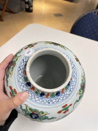 Een Chinese wucai 'draken' vaas, Transitie periode/Kangxi