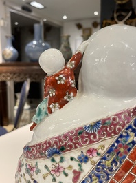 Bouddha en porcelaine de Chine famille rose, marque de Zhu Mao Ji Zao 朱茂記造, R&eacute;publique