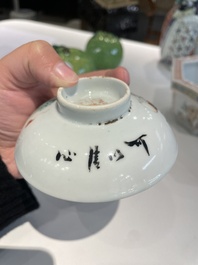 Vier Chinese famille rose en qianjiang cai kommen en een paar appels, 19/20e eeuw