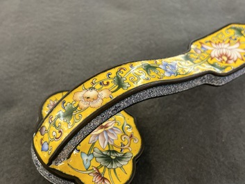 Sceptre ruyi &agrave; d&eacute;cor 'bajixiang' en &eacute;maux de P&eacute;kin &agrave; fond jaune, Chine, marque de Qianlong, 19/20&egrave;me