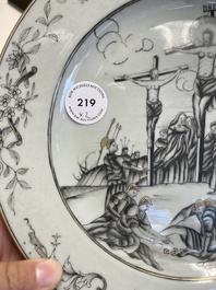 Een paar Chinese grisaille borden met 'De Kruisiging', Qianlong