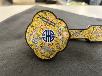 Sceptre ruyi &agrave; d&eacute;cor 'bajixiang' en &eacute;maux de P&eacute;kin &agrave; fond jaune, Chine, marque de Qianlong, 19/20&egrave;me