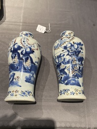 Paire de vases en porcelaine de Chine en bleu, blanc et rouge de cuivre, marque de Kangxi, 19&egrave;me
