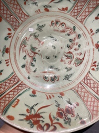 Drie Chinese blauw-witte en wucai Swatow schotels, Ming