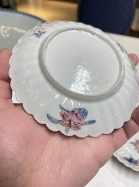 Een paar Chinese famille rose chrysantvormige koppen en schotels, Yongzheng