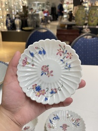Een paar Chinese famille rose chrysantvormige koppen en schotels, Yongzheng