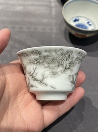 Een collectie Chinese famille rose, grisaille en ijzerrode koppen en kommen, 19/20e eeuw