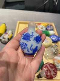Une collection vari&eacute;e de tabati&egrave;res en jade, pierres dures et verre, Chine, 19/20&egrave;me