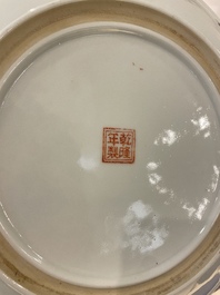 Paire de plats en porcelaine de Chine famille rose &agrave; d&eacute;cor de dames dans un jardin, marque de Qianlong, 20&egrave;me