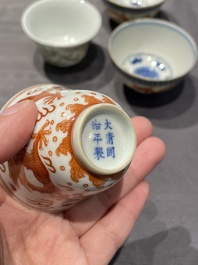 Een collectie Chinese famille rose, grisaille en ijzerrode koppen en kommen, 19/20e eeuw