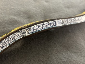 Sceptre ruyi &agrave; d&eacute;cor 'bajixiang' en &eacute;maux de P&eacute;kin &agrave; fond jaune, Chine, marque de Qianlong, 19/20&egrave;me