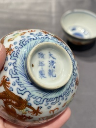 Een collectie Chinese famille rose, grisaille en ijzerrode koppen en kommen, 19/20e eeuw