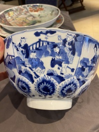 Bol en porcelaine de Chine en bleu et blanc &agrave; d&eacute;cor de lettr&eacute;es et de gar&ccedil;ons jouant, marque 'Qi Yu Bao Ding Zhi Zhen', Kangxi