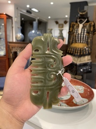 Pendentif en jade vert &eacute;pinard de style Hongshan, Chine, Qing