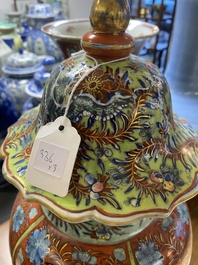 Een in Engeland overgedecoreerd Chinees blauw-wit kaststel van drie vazen, Kangxi