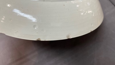 Plat en porcelaine de Chine famille rose &agrave; d&eacute;cor d'un lotus pour le march&eacute; Sud-Est asiatique, Yongzheng