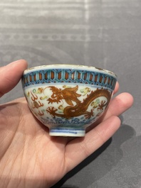 Een collectie Chinese famille rose, grisaille en ijzerrode koppen en kommen, 19/20e eeuw