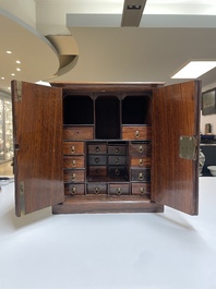 Cabinet en bois dur et huanghuali aux montures en bronze pour le march&eacute; europ&eacute;en, Chine, 19&egrave;me
