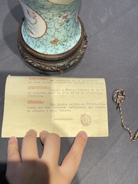 Een Chinese famille rose vaas met turquoise fondkleur met opengewerkt houten deksel en sokkel, 1e helft 19e eeuw