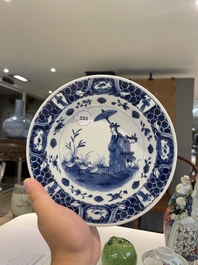 Een Japans blauw-wit bord met 'Parasoldames' naar Cornelis Pronk, Edo, 18e eeuw