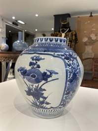 Een paar Japanse blauw-witte Arita potten met floraal decor, Edo, eind 17e eeuw