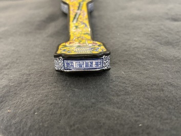 Sceptre ruyi &agrave; d&eacute;cor 'bajixiang' en &eacute;maux de P&eacute;kin &agrave; fond jaune, Chine, marque de Qianlong, 19/20&egrave;me