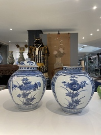 Een paar Japanse blauw-witte Arita potten met floraal decor, Edo, eind 17e eeuw