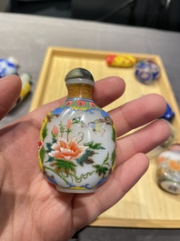 Une collection vari&eacute;e de tabati&egrave;res en jade, pierres dures et verre, Chine, 19/20&egrave;me