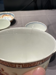 Een collectie Chinese famille rose, grisaille en ijzerrode koppen en kommen, 19/20e eeuw