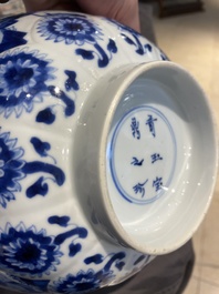 Bol en porcelaine de Chine en bleu et blanc &agrave; d&eacute;cor de lettr&eacute;es et de gar&ccedil;ons jouant, marque 'Qi Yu Bao Ding Zhi Zhen', Kangxi