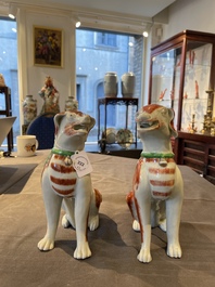 Paire de mod&egrave;les de chiens en porcelaine de Chine polychrome d'exportation, Qianlong