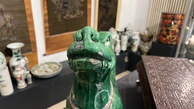 Grande tuile faiti&egrave;re en forme de chien en gr&egrave;s &eacute;maill&eacute; sancai, Chine, Ming