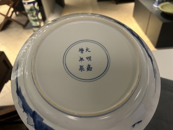 Plat en porcelaine de Chine en bleu et blanc &agrave; d&eacute;cor d'une sc&egrave;ne du 'Xi Xiang Ji', marque de Jiajing, Kangxi