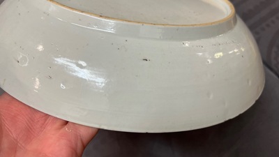 Plat en porcelaine de Chine famille rose &agrave; d&eacute;cor d'un lotus pour le march&eacute; Sud-Est asiatique, Yongzheng