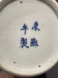 Paire de vases en porcelaine de Chine en bleu, blanc et rouge de cuivre, marque de Kangxi, 19&egrave;me