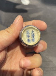 Cinq tabati&egrave;res en porcelaine de Chine en bleu et blanc, 19/20&egrave;me