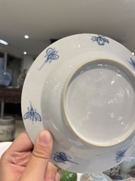 Een Japans blauw-wit bord met 'Parasoldames' naar Cornelis Pronk, Edo, 18e eeuw