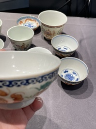 Een collectie Chinese famille rose, grisaille en ijzerrode koppen en kommen, 19/20e eeuw
