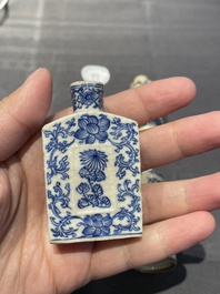 Cinq tabati&egrave;res en porcelaine de Chine en bleu et blanc, 19/20&egrave;me