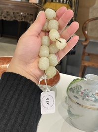 Bracelet au perles en jade blanc sculpt&eacute; en forme de lions bouddhistes, Chine, Qing