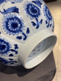 Bol en porcelaine de Chine en bleu et blanc &agrave; d&eacute;cor de lettr&eacute;es et de gar&ccedil;ons jouant, marque 'Qi Yu Bao Ding Zhi Zhen', Kangxi