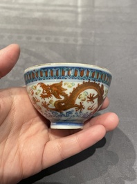 Een collectie Chinese famille rose, grisaille en ijzerrode koppen en kommen, 19/20e eeuw