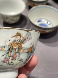 Een collectie Chinese famille rose, grisaille en ijzerrode koppen en kommen, 19/20e eeuw