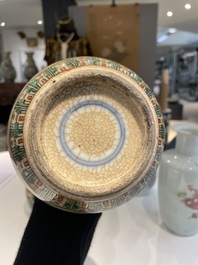 Cinq vases en porcelaine de Chine famille rose et verte, 19/20&egrave;me